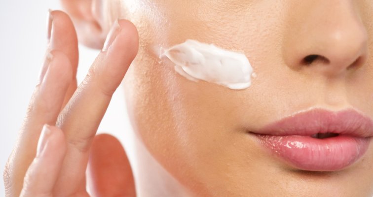 Rajeunir sa peau avec une crème : mythe ou réalité ?